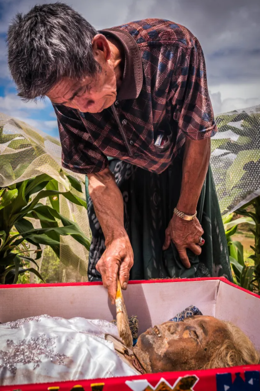 بازگشت مردگان؛ قبیله‌ای که جنازه‌ها را از قبر بیرون آورده و سیگار لب دهانشان می گذارند/ خوانده شد