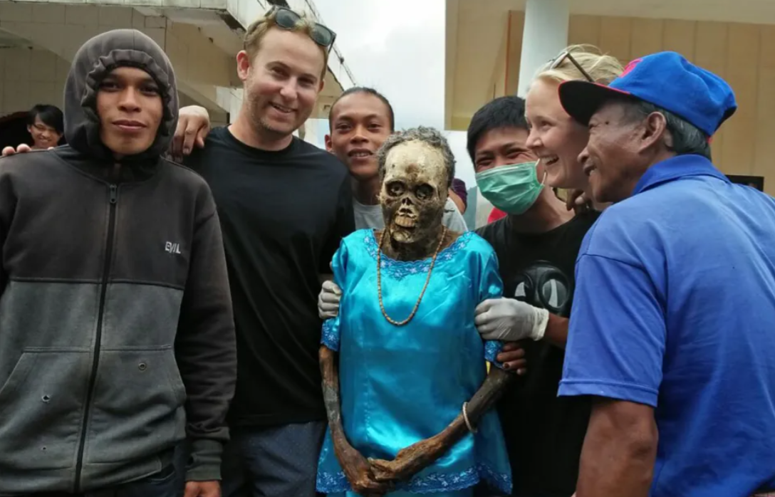 بازگشت مردگان؛ قبیله‌ای که جنازه‌ها را از قبر بیرون آورده و سیگار لب دهانشان می گذارند/ خوانده شد / سریع منتشر شود