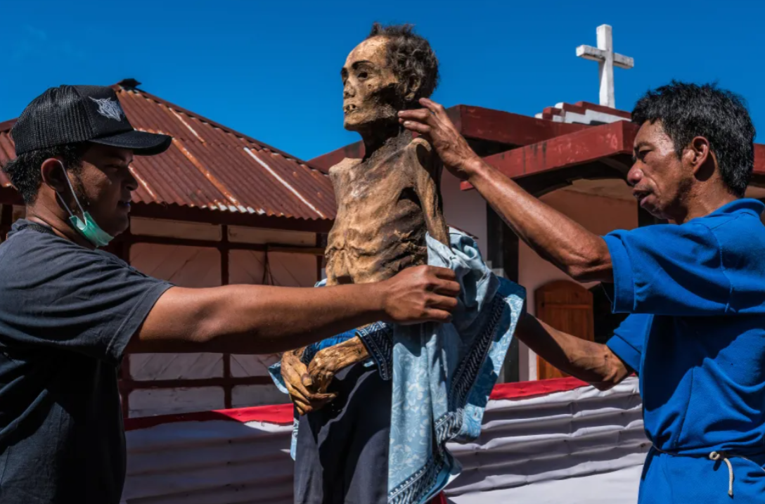 بازگشت مردگان؛ قبیله‌ای که جنازه‌ها را از قبر بیرون آورده و سیگار لب دهانشان می گذارند/ خوانده شد / سریع منتشر شود