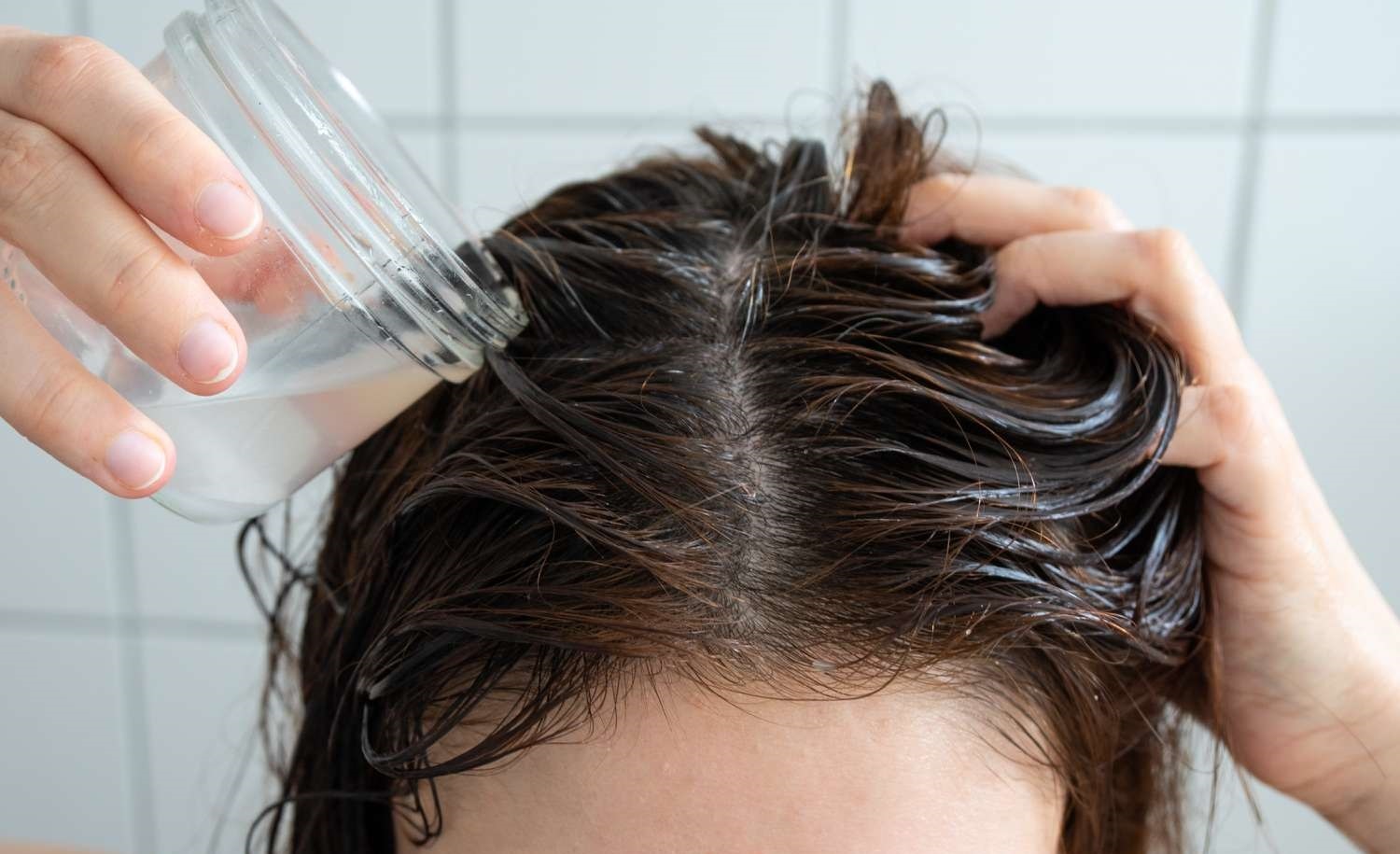 اگر 6 ماه موهایمان را با شامپو نشوریم چه اتفاقی می‌افتد؟ / ترجمه