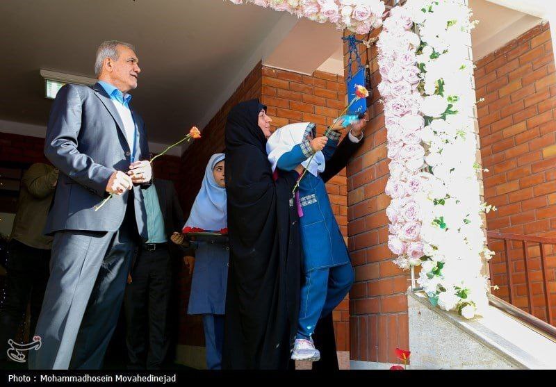 تصاویری از آغاز سال تحصیلی با حضور پزشکیان