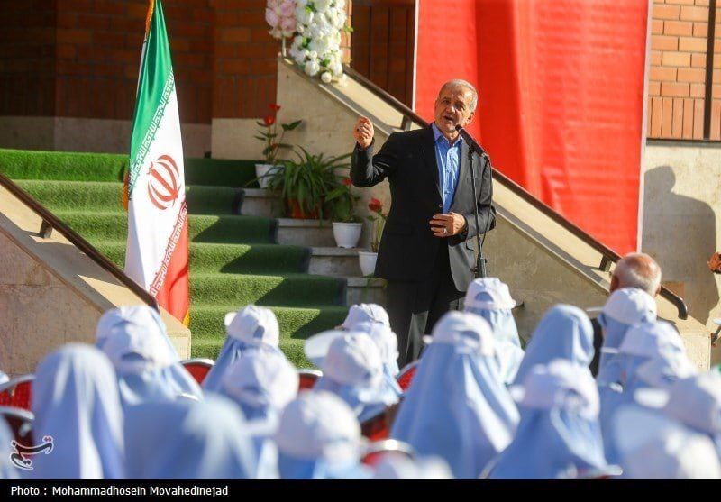تصاویری از آغاز سال تحصیلی با حضور پزشکیان