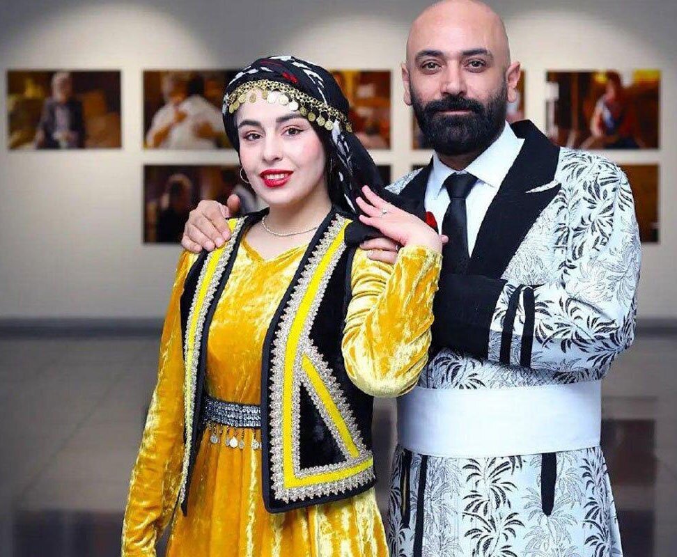 مهدی کوشکی بازیگر و همسرش با لباس لری