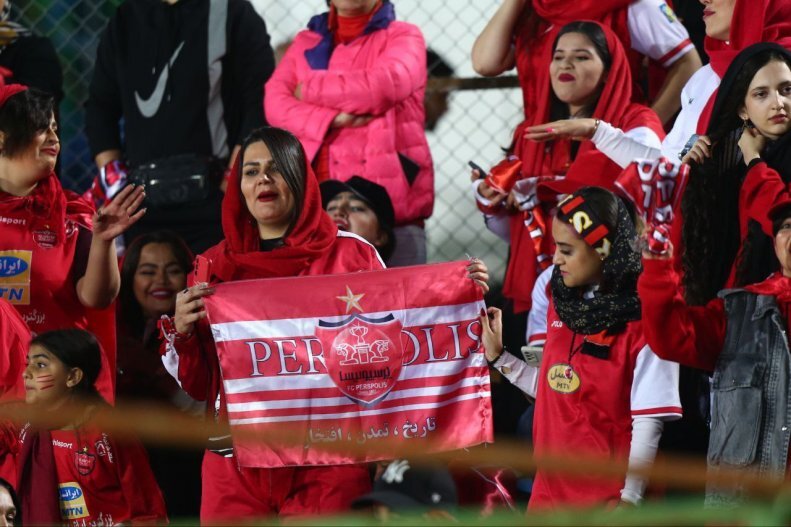 (عکس) پرچم خاص زنان پرسپولیسی در شهر قدس