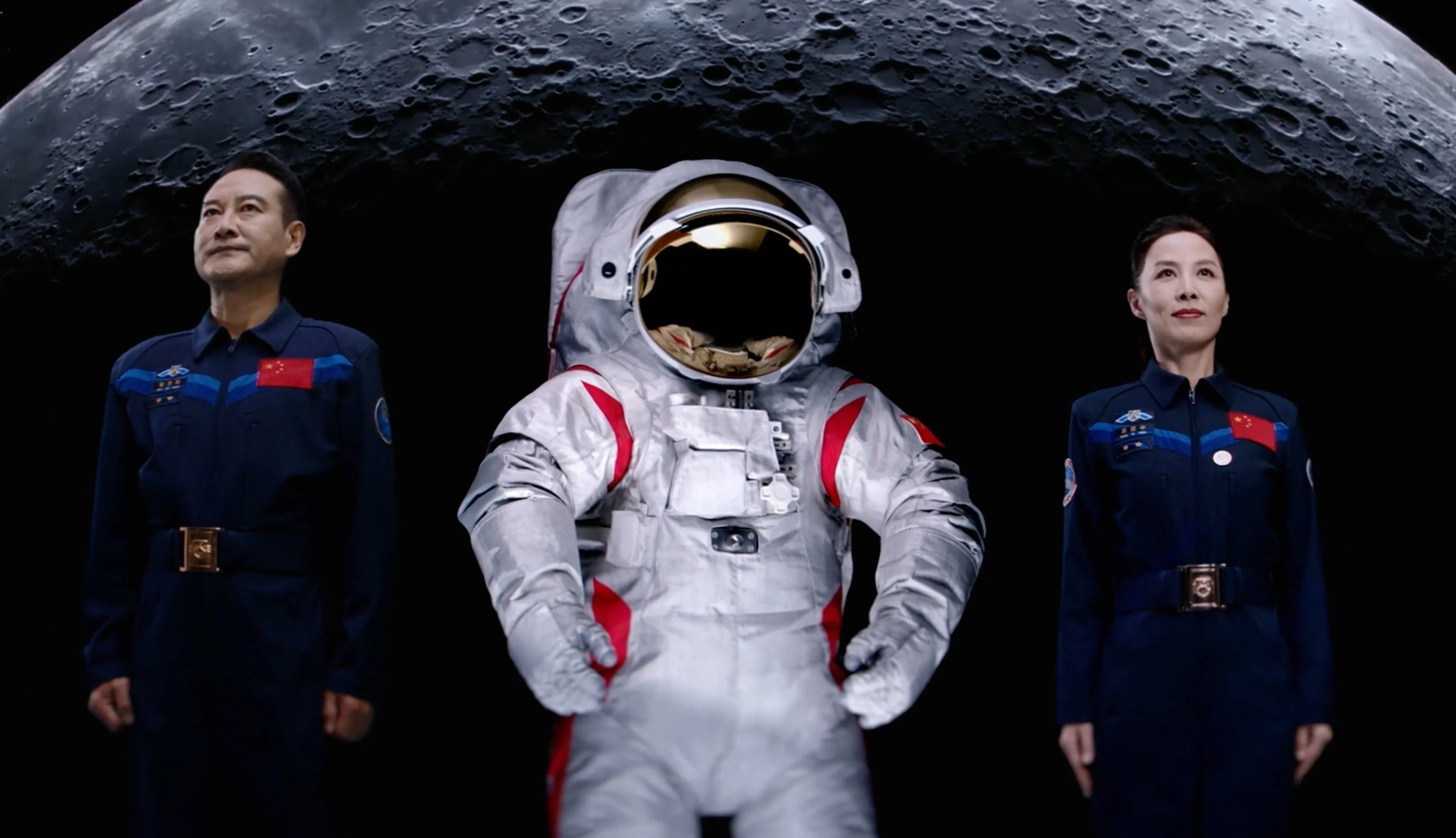چین از اولین لباس فضایی خود برای سفر به ماه رونمایی کرد