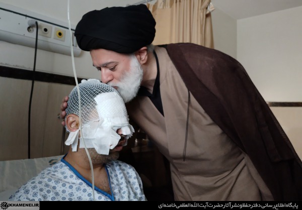 (تصاویر) عیادت فرزندان رهبر انقلاب از مجروحان لبنانی و رزمندگان حزبالله (تصاویر) عیادت فرزندان رهبر انقلاب از مجروحان لبنانی و رزمندگان حزبالله