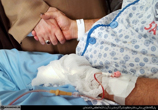 (تصاویر) عیادت فرزندان رهبر انقلاب از مجروحان لبنانی و رزمندگان حزبالله (تصاویر) عیادت فرزندان رهبر انقلاب از مجروحان لبنانی و رزمندگان حزبالله