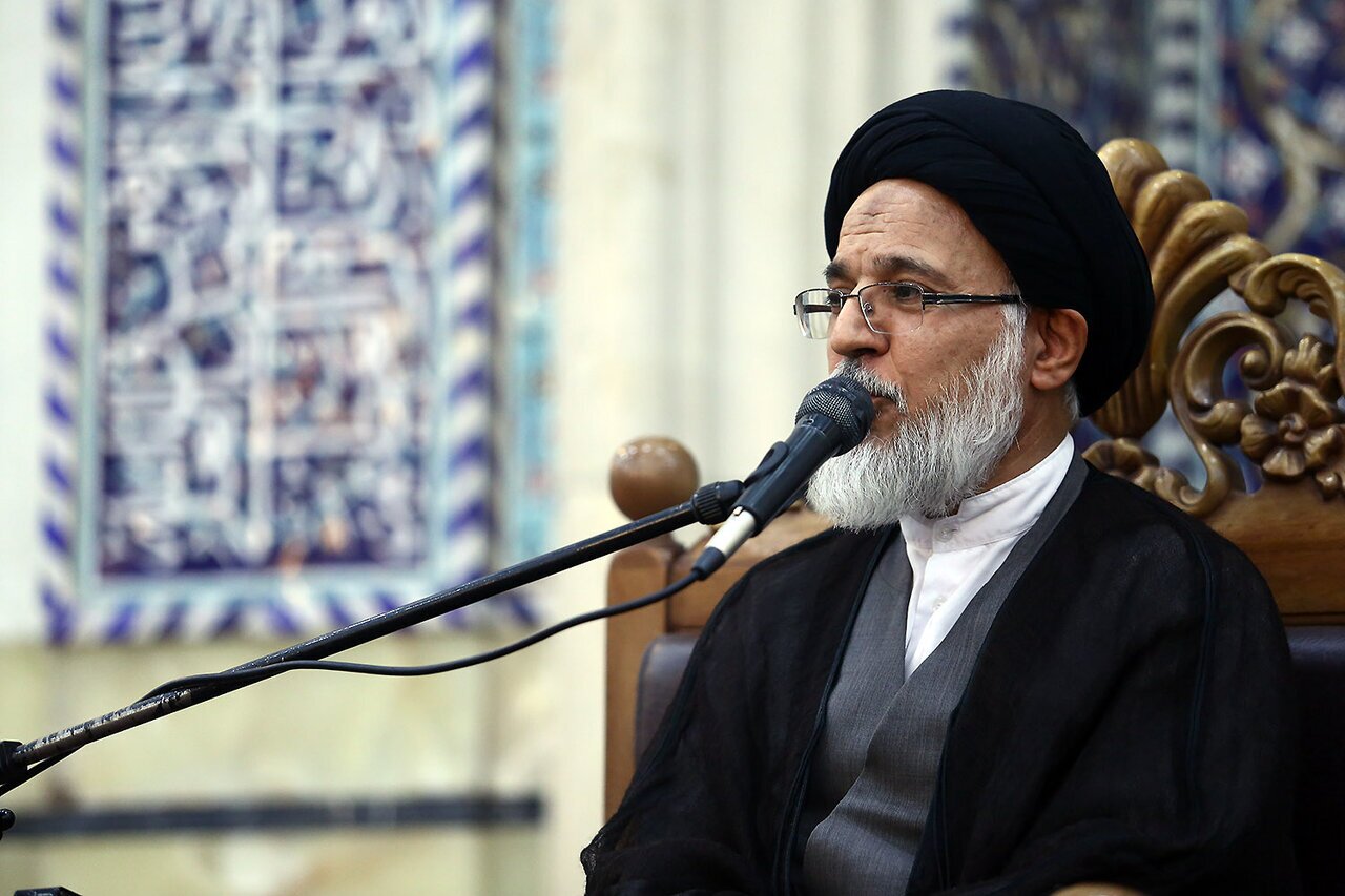 طعنه سنگین به پدر معنوی تندروها: هم در رفاه زندگی می‌کنند، هم دم از جنگ می‌زنند