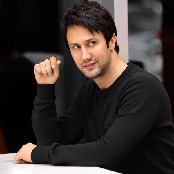 بیوگرافی شاهرخ استخری؛ از شهرت با «دلنوازان» تا فرزندانش که در بلژیک به دنیا آمده‌اند