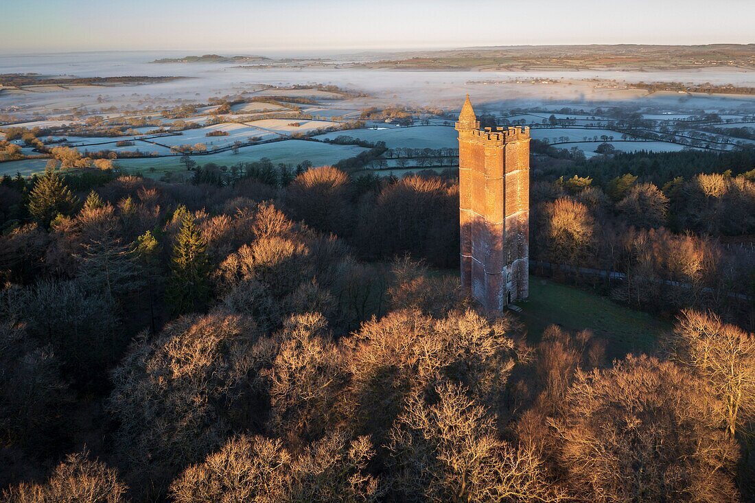 (تصاویر) برج پادشاه آلفرد؛ یکی از جالب‌ترین بنا‌های تاریخی توخالی!