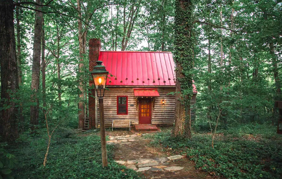 این ۱۰ خانه کوچک رویایی در سراسر دنیا از دل قصه‌ها آمده‌اند