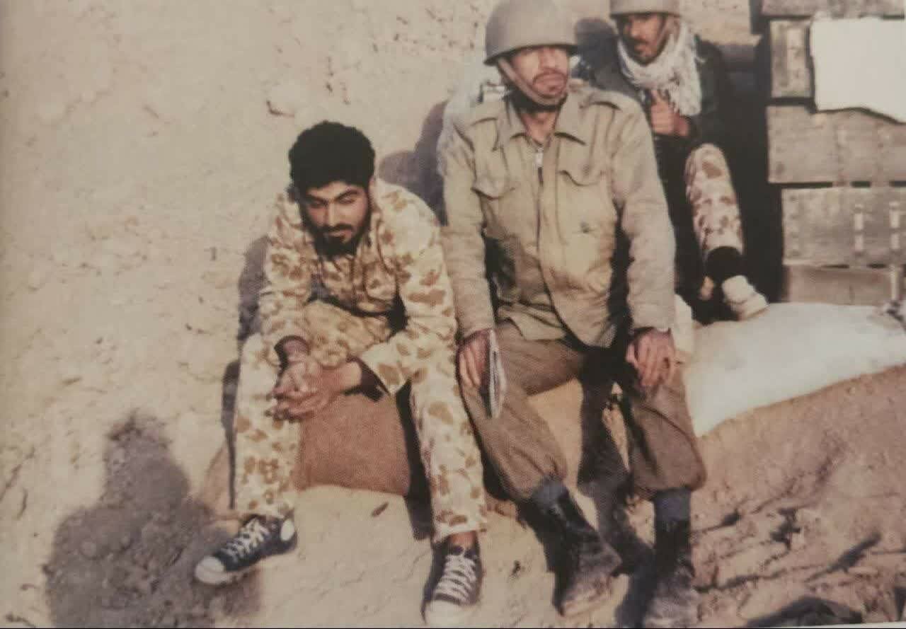 تصویری جالب از روز‌های جوانی حاج قاسم سلیمانی با کفش آل‌استار در دوران جنگ (ویدئو)