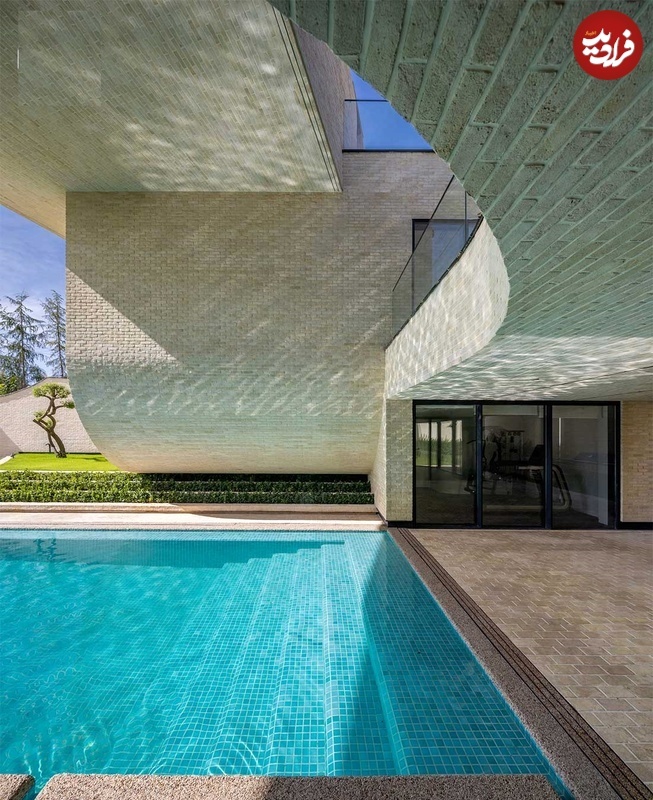 معماری جذاب و منحصربه‌فرد یک ویلای «واژگون» در لواسان (تصاویر)