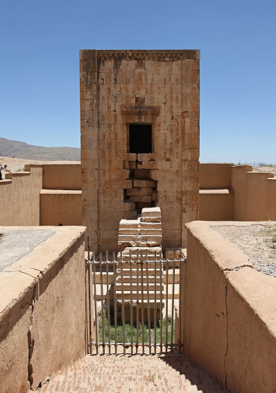 کعبه زرتشت از هم می‌پاشد (ویدئو)