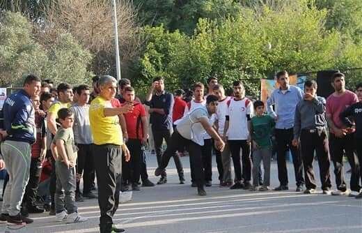 تشتک‌بازی، بازی محبوب نوشابه‌خورها (تصویر)