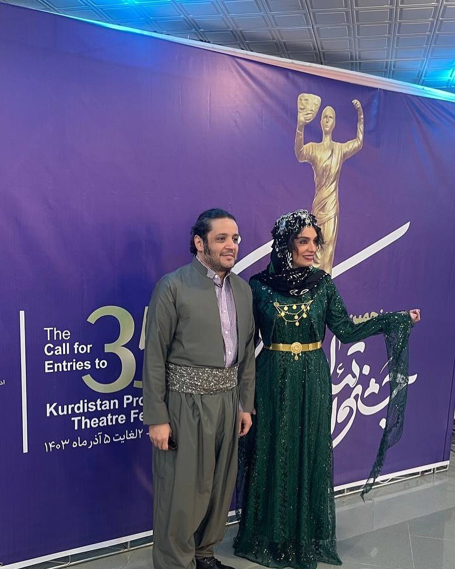 (تصویر) الیکا عبدالرزاقی با لباس کردی در جشنواره تئاتر کردستان