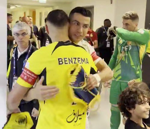 (عکس) بنزما و رونالدو در آغوش هم قبل از بازی الاتحاد مقابل النصر