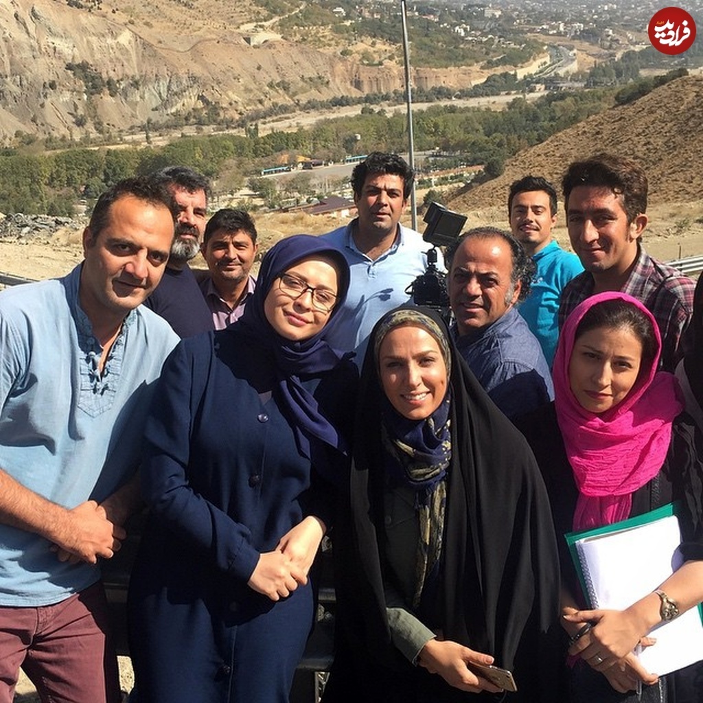 (تصویر) «کیمیا، نرگس و عوامل» در پشت صحنه سریال کیمیا؛ سال ۱۳۹۴