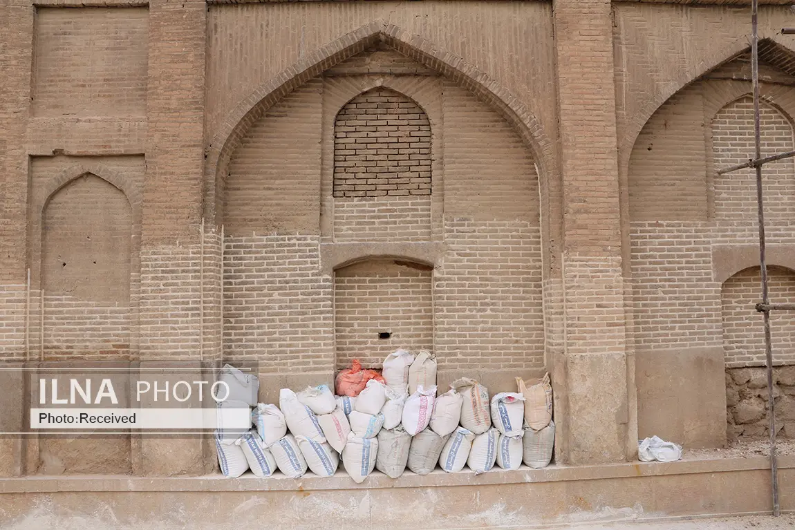 مرمت مدرسه خان شیراز با سیمان سفید! مرمتگران شیوه‌ی مرمت مهمترین بنای صفوی را فاجعه دانستند