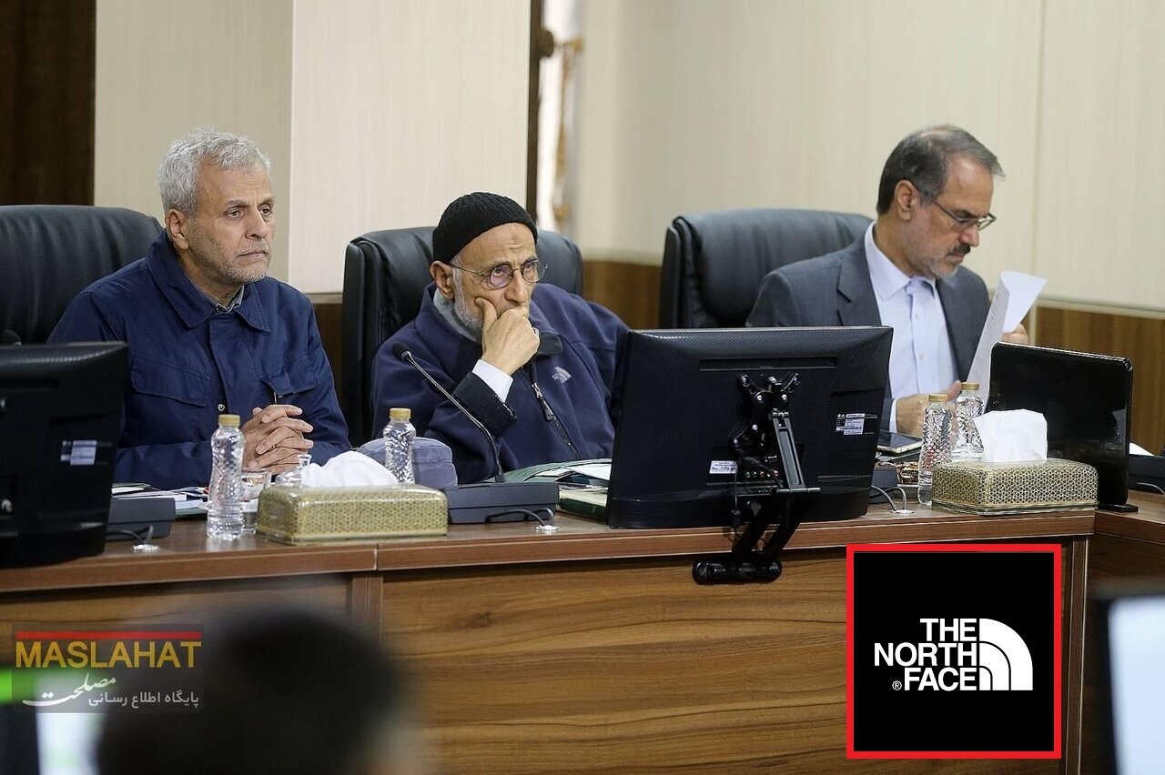 کاپشن میرسلیم در جلسه مجمع تشخیص مصلحت نظام؛ برند آمریکایی
