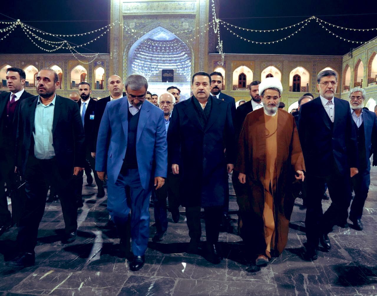 (عکس) هدیه‌ای که در حرم امام رضا(ع) به نخست وزیر عراق داده شد
