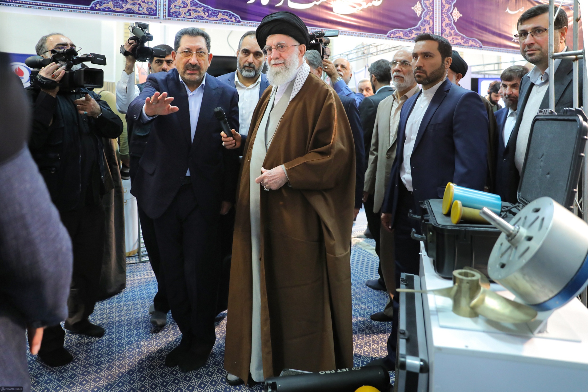 (تصاویر) بازدید جمعی از مسئولین، اقتصاددانان، ورزشکاران از نمایشگاه «پیشگامان پیشرفت»