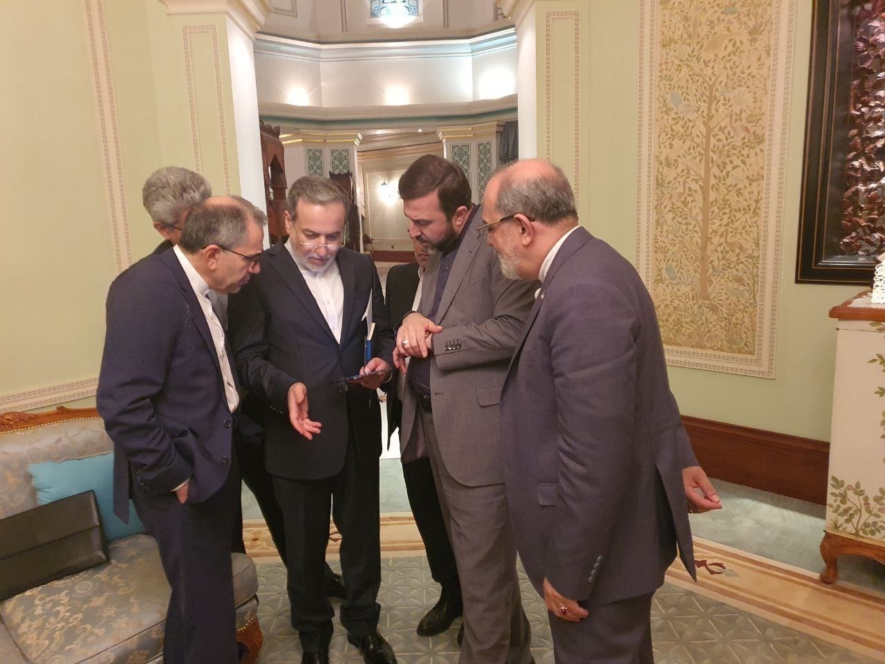 تصویر؛ خروج تیم مذاکره کننده ایرانی از محل مذاکرات