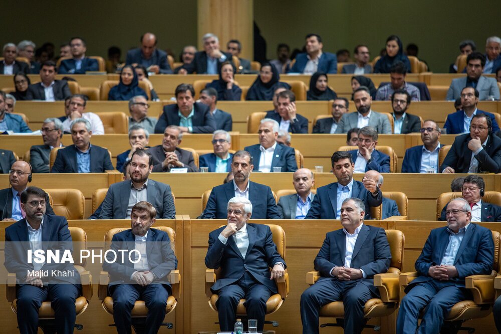 تصویری از خوش‌وبش عارف با یک مقام دفتر رهبری