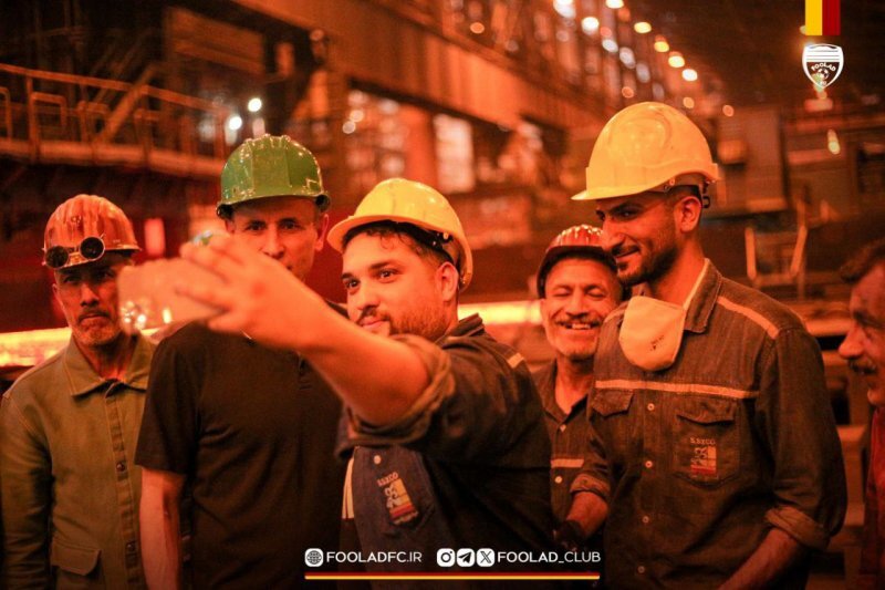 تصاویر؛ گل‌محمدی با کلاه ایمنی در کنار کارگران کارخانه فولاد