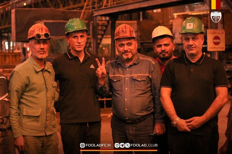 تصاویر؛ گل‌محمدی با کلاه ایمنی در کنار کارگران کارخانه فولاد