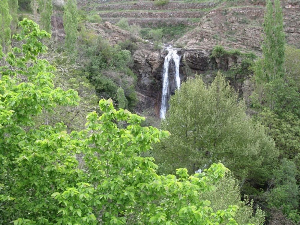 آبشار سوستون لواسان؛ مقصدی بی‌نظیر برای طبیعت‌گردان