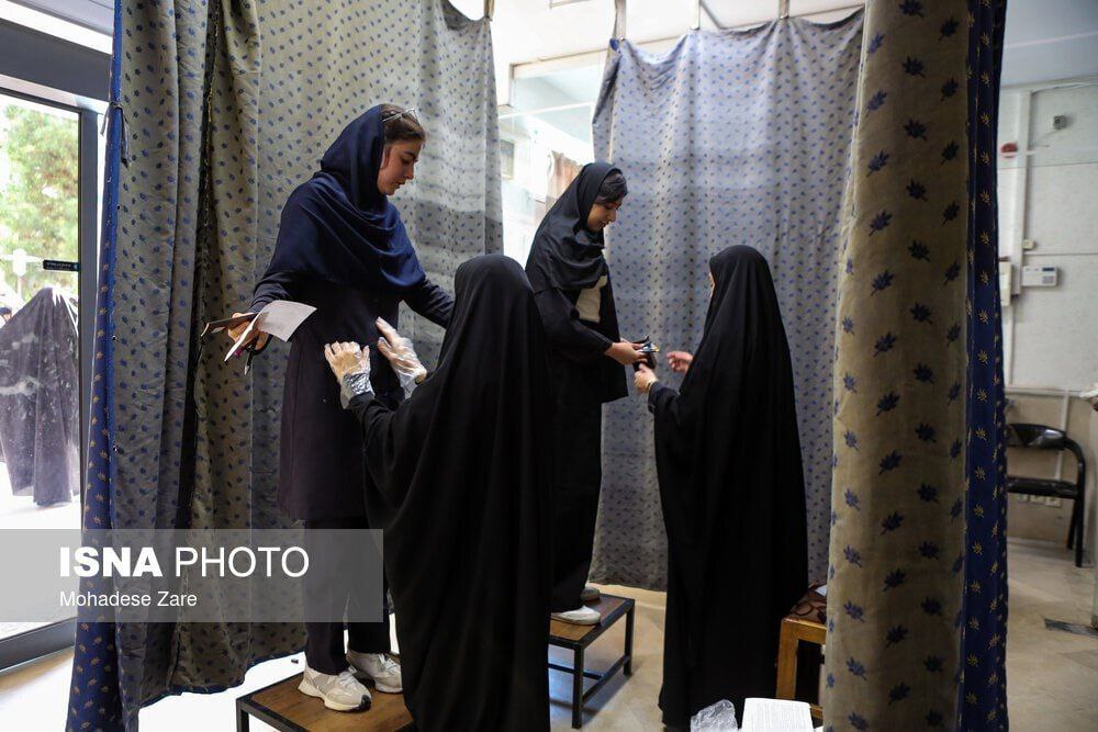 تصویری از بازرسی بدنی دانش‌آموزان کنکوری